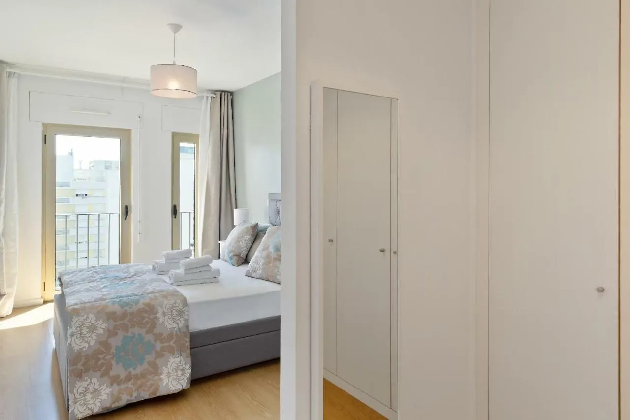 Stunning 2 Bdr Apt Sleeps 4 Nr Entrecampos Villa Lisbona